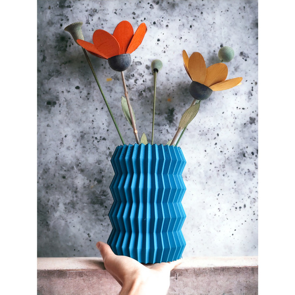 Stylish Contemporary Planter - Angular Creassera Aletas Vase for Flowers Plants - Picture 2 of 5